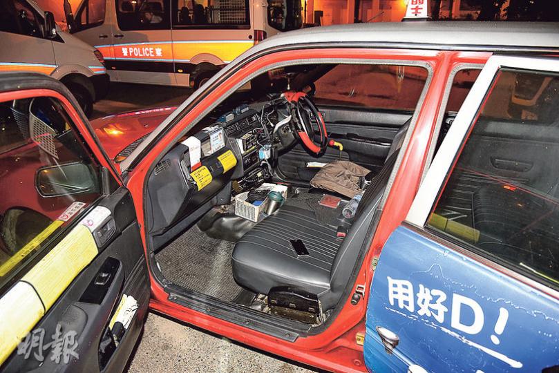 警方在的士車廂內檢獲刀匪遺下的iPhone手機，套內更藏有身分證，令匪徒未回到家已被捕。手機原在後座，疑警員調查後放在前座。（蔡方山攝）