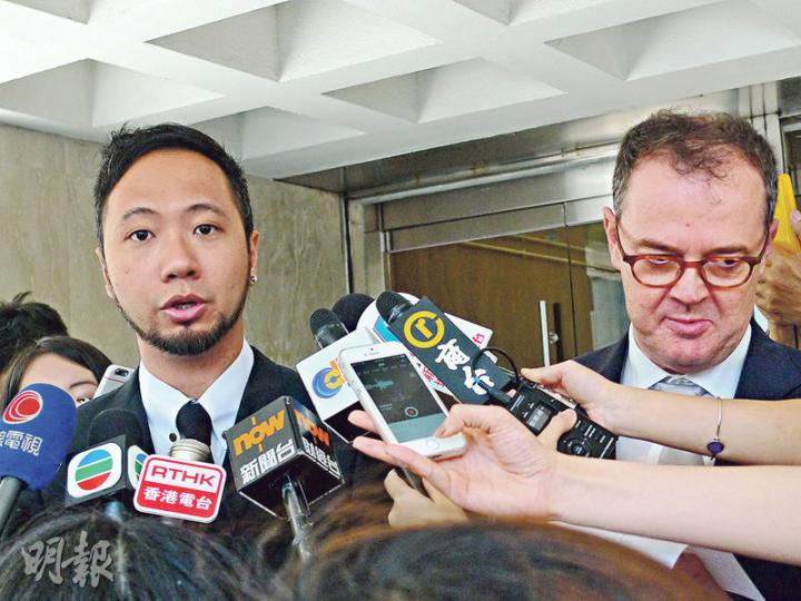 曾健超（左）強調事件涉及警方濫權問題，並非單單為自己被打而索償，故希望以司法覆核方式，令警方交出涉案七警的資料。圖右為其代表律師韋智達。（何偉畧攝）