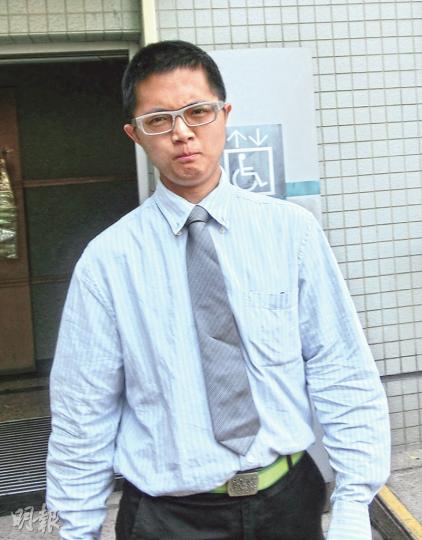 被告盧建民（圖）於庭上得悉脫罪後笑逐顏開，他於庭外表示之前曾感到忐忑不安，現感到十分開心。（張梓鈴攝）