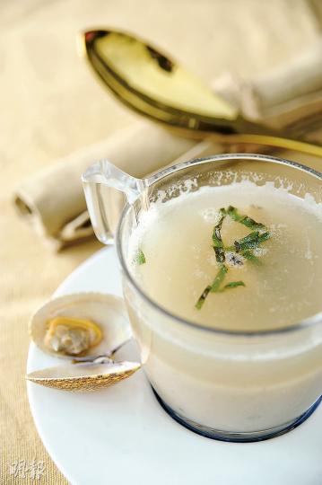 法式白腰豆鮮蜆湯 - 先以蘿蔔、韭菜、洋葱、法國白腰豆等熬煮菜湯，另邊廂用白酒煮蜆肉。待上菜一刻，把蜆肉放入菜湯，讓蜆肉的肉質得以保持之餘，亦留有酒香。（私房菜，B）（胡景禧攝）原朱古力乾果脆酥伴焦糖醬  - 選用法國70%可可濃度朱古力製作，加入小麥及有機乾果如土耳其杏桃、杏仁及合桃，再混入牛油及忌廉自製香滑焦糖醬，焗10分鐘即成，朱古力味濃郁細膩。 （私房菜，B）（胡景禧攝）有機橄欖杏仁小餅 - 特別加入Kalamata橄欖碎焗製而成，富杏仁香氣。（私房菜，B）（胡景禧攝）釀迷你鮮蔬伴有機十