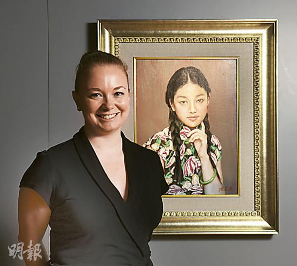 《馬小姐 》 - 香港蘇富比藝術空間策劃總監高嘉雯（Clare Cosman）﹕「『紅塵•夢鄉』的作品，展露了藝術家靈活多變的創作技巧、風格與媒材運用，尤其是《夢鄉》系列，運用複合媒材包括水彩、油彩及板畫，以獨特手法來對中國懷舊和詩情畫意加添想像。」Clare背後的一幅是全新作品《馬小姐 》（2015年，油彩畫布，58.5×43.5cm），畫中人是內地演員文章的太太馬伊琍。（陳淑安攝）陳逸鳴背後的是《魂縈舊夢》，2012年作，140×270cm，他指花了一個月繪畫。（陳淑安攝）人體油畫 （201
