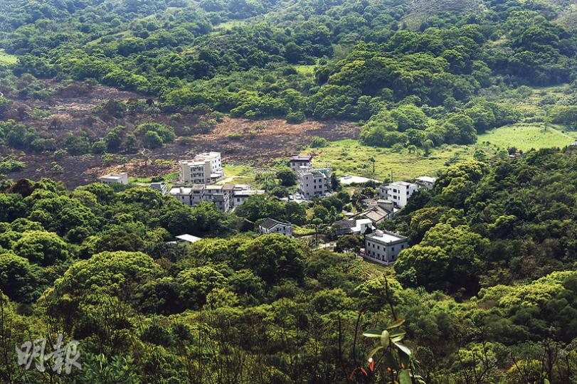 蓮麻坑村隱沒在翠綠山谷之中，不少人稱之為「世外桃源」。（陳淑安攝）葉定仕故居，一九○八年建成，外貌參照孫中山在翠亨村的舊居，現列為法定古蹟。（陳淑安攝）蓮麻坑村是一條客家村，屋後的山林，是村中的風水林，遠處隱約可見的山峰，是深圳的梧桐山。（陳淑安攝）葉定仕為辛亥革命傾家蕩產，最後餓死於故居，二○一一年，辛亥革命一百周年，蓮麻坑村村民籌錢，在葉定仕故居外立孫中山像作為紀念。（陳淑安攝）古橋主道（陳嘉文攝）葉氏宗祠（陳嘉文攝）