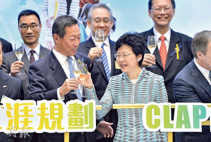 政府本周末動員整個問責團隊，落區宣傳政改，政務司長林鄭月娥（前右）呼籲不同政見人士表達意見時，不應阻礙政府與市民直接溝通。圖為林鄭昨出席賽馬會青年生涯規劃開幕禮，前左為馬會董事局主席葉錫安。（余俊亮攝）