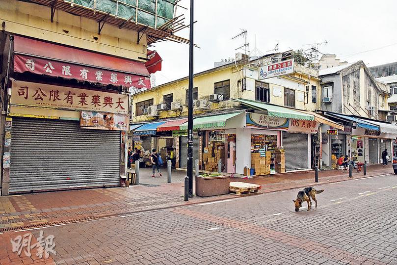 上水新功街及巷仔街一帶，昨日最少有5間店舖拉閘沒有營業，另有一間店舖貼出招租告示。有鄰店職員指招租的舖位原是售賣食品及日用品的水貨店，約於上周三關門。 （林智傑攝）