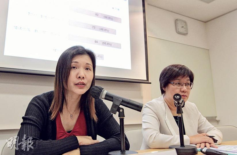 家事調解督導及親職協調員伍胡文佩（左）表示，尋求調解的多屬女性，但其實男性亦需要情緒輔導。圖右為離異父母支援服務協調主任鄭朱雪嫻。（李澤彤攝）