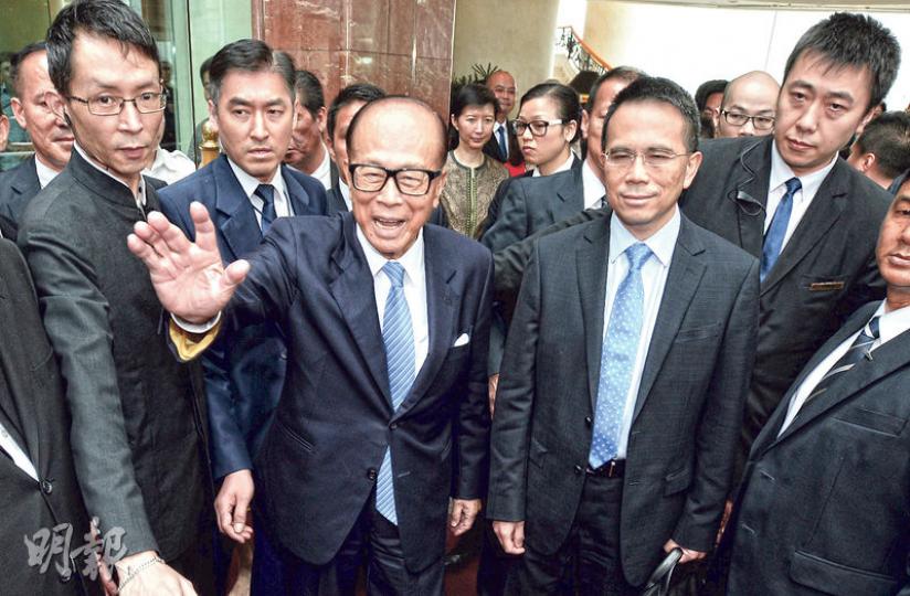 長和主席李嘉誠(前左)昨日在股東會後心情甚好,更主動走近接受傳媒訪問,右為副主席李澤鉅在會上甚少發言。(盧翊銘攝) 長和主席李嘉誠(前左)昨日在股東會後心情甚好,更主動走近接受傳媒訪問,右為副主席李澤鉅在會上甚少發言。(盧翊銘攝)