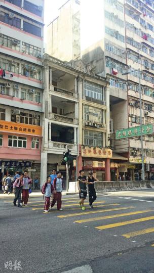 欽州街51、53號為兩幢相連的4層高戰前唐樓(中),住宅連地舖部分總樓面約1.01萬方呎,以放售價約1.3億元計,呎價約為12871元。(林尚民攝) 欽州街51、53號為兩幢相連的4層高戰前唐樓(中),住宅連地舖部分總樓面約1.01萬方呎,以放售價約1.3億元計,呎價約為12871元。(林尚民攝)