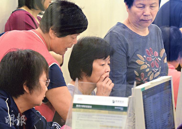 中證監及人行於剛過去周末出招,中港股市昨日藉勢調整,有分析預期人行或再減息,投資者可趁低吸納內銀。(黃志東攝) 中證監及人行於剛過去周末出招,中港股市昨日藉勢調整,有分析預期人行或再減息,投資者可趁低吸納內銀。(黃志東攝)