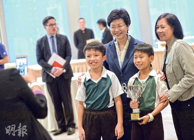 政務司長林鄭月娥(後右二)昨出席公益金便服日支票頒贈儀式,與得獎者合照。明日她將到立法會宣讀政改方案,然後展開大規模政改宣傳。(余俊亮攝) 政務司長林鄭月娥(後右二)昨出席公益金便服日支票頒贈儀式,與得獎者合照。明日她將到立法會宣讀政改方案,然後展開大規模政改宣傳。(余俊亮攝)