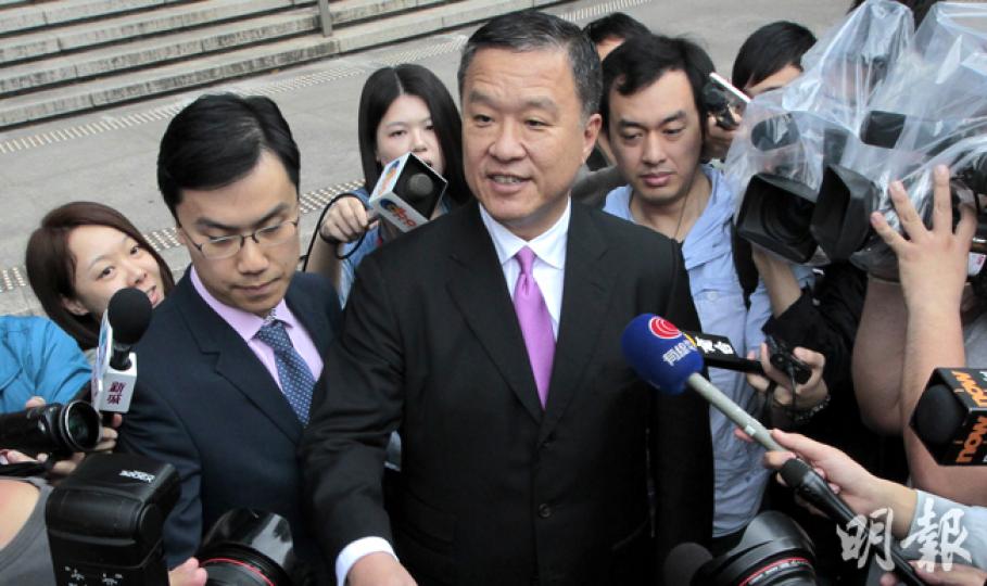 有記者昨日在庭外追問前香港商品交易所主席張震遠(中)﹕「係唔係CY(梁振英)幫你交商交所啲租?」由案件開始一直拒絕回答問題的他,突然回頭望向記者回答﹕「我淨係答呢條問題:唔係!」之後登上七人私家車離開。(李澤彤攝) 有記者昨日在庭外追問前香港商品交易所主席張震遠(中)﹕「係唔係CY(梁振英)幫你交商交所啲租?」由案件開始一直拒絕回答問題的他,突然回頭望向記者回答﹕「我淨係答呢條問題:唔係!」之後登上七人私家車離開。(李澤彤攝)