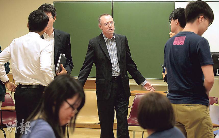 港大副校長何立仁(Ian Holliday,圖中央)昨與學生代表見面,解釋指希望同學至少去海外及內地學習各一次並非政策,只是校方理念,如何執行、強制與否仍待討論。(李澤彤攝) 港大副校長何立仁(Ian Holliday,圖中央)昨與學生代表見面,解釋指希望同學至少去海外及內地學習各一次並非政策,只是校方理念,如何執行、強制與否仍待討論。(李澤彤攝)