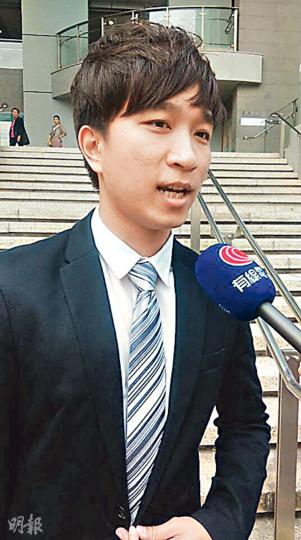 經審訊後被裁定抗拒警務人員罪名不成立的何志燊(圖),認為法庭的裁決保障了手無寸鐵、無權無勢的市民。(張梓鈴攝) 經審訊後被裁定抗拒警務人員罪名不成立的何志燊(圖),認為法庭的裁決保障了手無寸鐵、無權無勢的市民。(張梓鈴攝)