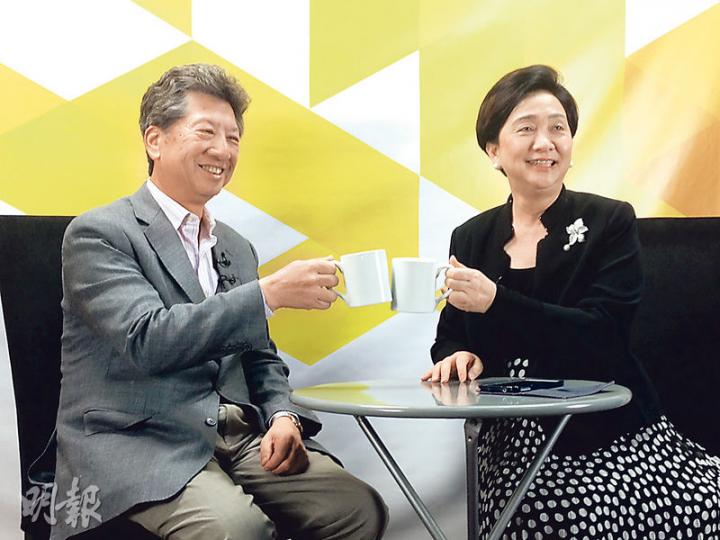 公民黨湯家驊(左)噚日出席民主黨劉慧卿(右)嘅網台節目時,提到早前公民黨同林鄭月娥見面一事。湯話自己本來都想去,不過個黨覺得出席會面嘅人數,唔應該多過民主黨嘅兩個人,加上梁家傑同郭榮鏗一早報咗名,所以佢無得去。(楊康琪攝) 公民黨湯家驊(左)噚日出席民主黨劉慧卿(右)嘅網台節目時,提到早前公民黨同林鄭月娥見面一事。湯話自己本來都想去,不過個黨覺得出席會面嘅人數,唔應該多過民主黨嘅兩個人,加上梁家傑同郭榮鏗一早報咗名,所以佢無得去。(楊康琪攝)