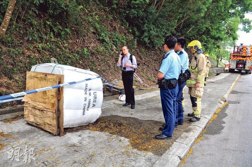 大埔公路鹿茵山莊對開路邊有人遺下4噸化學物品,包裝寫有「UREA」(尿素)及「MADE IN CHINA」(中國製造)字樣,其中一件更翻側滲漏,警方、消防處及環保署等部門派員到場了解。(賴俊傑攝) 大埔公路鹿茵山莊對開路邊有人遺下4噸化學物品,包裝寫有「UREA」(尿素)及「MADE IN CHINA」(中國製造)字樣,其中一件更翻側滲漏,警方、消防處及環保署等部門派員到場了解。(賴俊傑攝)