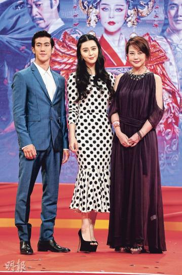 李治廷(左起)、范冰冰及周海媚為主演劇集《武則天》下周在TVB啟播宣傳造勢,冰冰更透露為演出吃盡不少苦頭。(攝影:鍾偉茵) 李治廷(左起)、范冰冰及周海媚為主演劇集《武則天》下周在TVB啟播宣傳造勢,冰冰更透露為演出吃盡不少苦頭。(攝影:鍾偉茵)