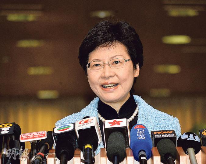林鄭月娥昨晨以署理特首身分主持行政會議,她指過半數市民一直期盼在2017年能夠「一人一票」選特首,但未有指明民調出處。(葉家豪攝) 林鄭月娥昨晨以署理特首身分主持行政會議,她指過半數市民一直期盼在2017年能夠「一人一票」選特首,但未有指明民調出處。(葉家豪攝)