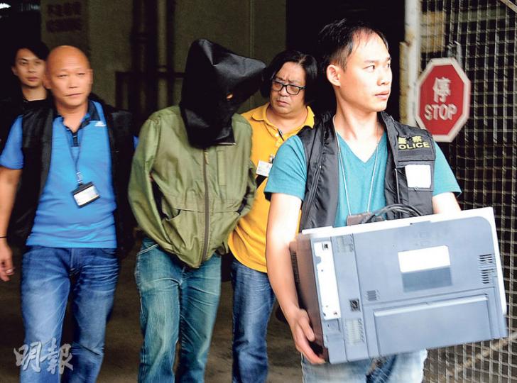 警方首次破獲偽造違例停泊告票案件,除拘捕兩人及發現偽造告票外,更在其中一名被捕者工作地點檢走涉案電腦及打印機調查。(衛永康攝)檢獲的偽造告票字體較模糊、紙質較厚及顏色較灰、剪裁粗糙,小心檢查便可分辨真偽,相中為真正告票,疑犯偽造的告票只保留了繳款用的條碼及電子繳款編號。(衛永康攝) 警方首次破獲偽造違例停泊告票案件,除拘捕兩人及發現偽造告票外,更在其中一名被捕者工作地點檢走涉案電腦及打印機調查。(衛永康攝)檢獲的偽造告票字體較模糊、紙質較厚及顏色較灰、剪裁粗糙,小心檢查便可分辨真偽,相中為真正告票,疑犯偽造的告票只保留了繳款用的條碼及電子繳款編號。(衛永康攝)