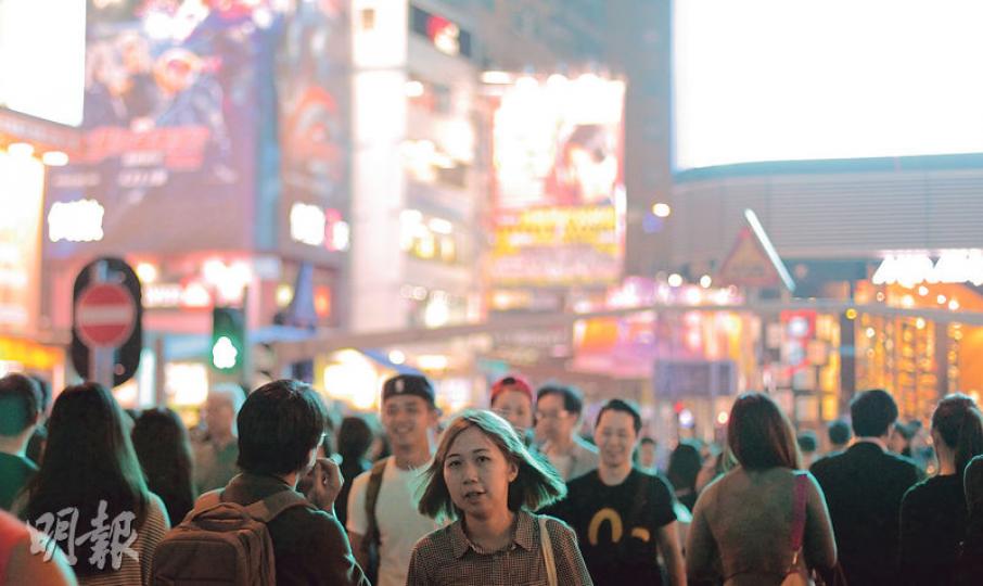 旺角彌敦道和亞皆老街交界,晚上光如白晝,大廈外牆掛滿發光招牌和大型電視屏幕播放廣告,強光污染對附近住戶造成一定滋擾。政府計劃推出自願約章鼓勵商戶熄燈,但傾向不作立法規管。 (李澤彤攝) 旺角彌敦道和亞皆老街交界,晚上光如白晝,大廈外牆掛滿發光招牌和大型電視屏幕播放廣告,強光污染對附近住戶造成一定滋擾。政府計劃推出自願約章鼓勵商戶熄燈,但傾向不作立法規管。 (李澤彤攝)