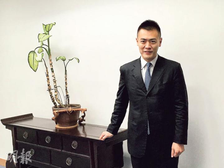 本月初起擔任青年事務委員會的劉鳴煒,昨與傳媒茶敘,他說不相信政府出於某些政治動機,而任命他為委員會主席。(陳洛明攝) 本月初起擔任青年事務委員會的劉鳴煒,昨與傳媒茶敘,他說不相信政府出於某些政治動機,而任命他為委員會主席。(陳洛明攝)