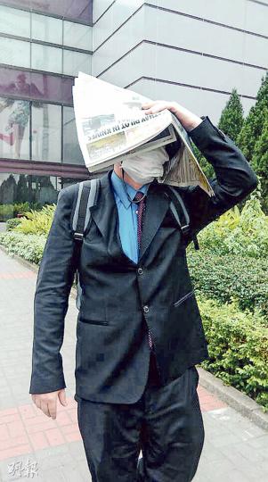 被告Ronald William Hevey(圖)於庭外曾向記者舉起中指,又以報紙遮頭。(張梓鈴攝) 被告Ronald William Hevey(圖)於庭外曾向記者舉起中指,又以報紙遮頭。(張梓鈴攝)