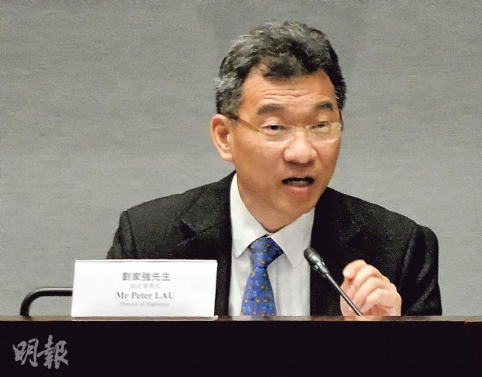 路政署長劉家強(圖)第二次到立法會出席高鐵工程延誤研訊,他透露早於2013年已與港鐵商討如何加快移除西九龍總站的花崗岩石層,遭議員質疑為何同年底未向立法會交代石層問題。(葉家豪攝) 路政署長劉家強(圖)第二次到立法會出席高鐵工程延誤研訊,他透露早於2013年已與港鐵商討如何加快移除西九龍總站的花崗岩石層,遭議員質疑為何同年底未向立法會交代石層問題。(葉家豪攝)