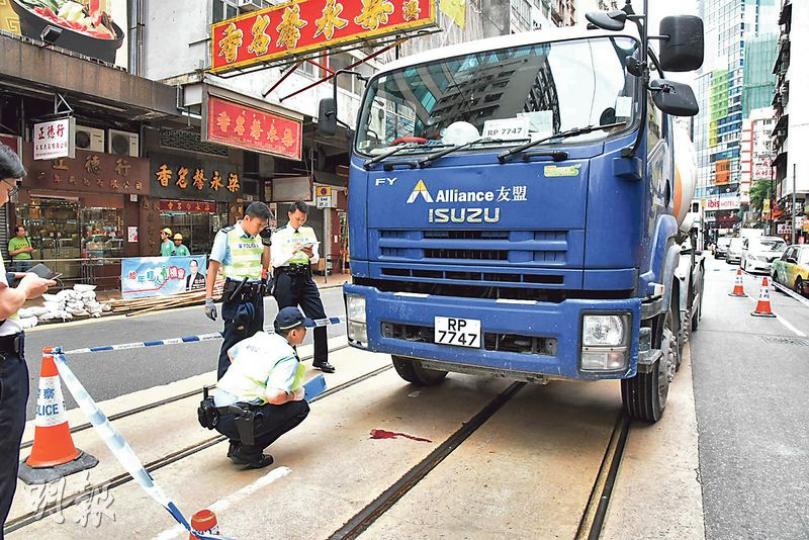 沿電車路行駛的田螺車將送外賣男子撞倒捲入車底斃命,事後路上留下一灘血漬。(鍾炳然攝) 沿電車路行駛的田螺車將送外賣男子撞倒捲入車底斃命,事後路上留下一灘血漬。(鍾炳然攝)
