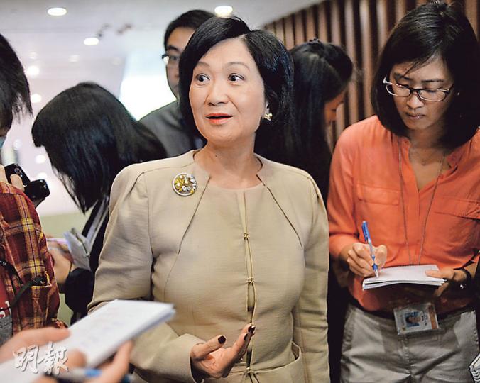 身兼行會成員的新民黨主席葉劉淑儀在上屆特首選舉曾爭取入閘參選,最終不夠票鎩羽而歸,她昨日不評論在政府方案下有否信心爭取出閘,但認為方案有助「弱勢一些的候選人」出閘參選。 (葉家豪攝) 身兼行會成員的新民黨主席葉劉淑儀在上屆特首選舉曾爭取入閘參選,最終不夠票鎩羽而歸,她昨日不評論在政府方案下有否信心爭取出閘,但認為方案有助「弱勢一些的候選人」出閘參選。 (葉家豪攝)
