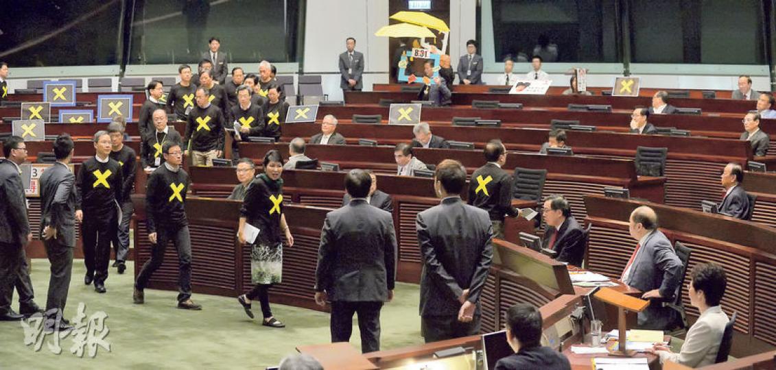 21名泛民議員昨穿上畫有黃色交叉的黑衣「拉隊」離場,重申會否決方案,同時抗議政府推出「假普選」方案存心欺騙港人「袋住先」,對此予以最強烈譴責,但他們離場時,部分成員並無跟從「大隊」,部分人離場後缺席隨後的記者會。(余俊亮攝)41名建制派議員手持印有剔號的紙牌,發表聯合聲明,支持政府方案。民建聯主席譚耀宗(前排中)說,若方案獲通過,有助解決有關政制的長期爭拗。建制派中,醫學界梁家騮也沒有參加聯合行動。(余俊亮攝)公民黨湯家驊未有隨其他泛民議員離場抗議,與泛民議員的交叉標語牌一起留在會議廳。湯家驊重 21名泛民議員昨穿上畫有黃色交叉的黑衣「拉隊」離場,重申會否決方案,同時抗議政府推出「假普選」方案存心欺騙港人「袋住先」,對此予以最強烈譴責,但他們離場時,部分成員並無跟從「大隊」,部分人離場後缺席隨後的記者會。(余俊亮攝)41名建制派議員手持印有剔號的紙牌,發表聯合聲明,支持政府方案。民建聯主席譚耀宗(前排中)說,若方案獲通過,有助解決有關政制的長期爭拗。建制派中,醫學界梁家騮也沒有參加聯合行動。(余俊亮攝)公民黨湯家驊未有隨其他泛民議員離場抗議,與泛民議員的交叉標語牌一起留在會議廳。湯家驊重
