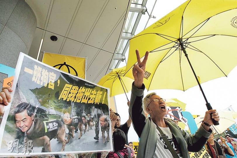 支持及反對政改市民昨聚集立法會示威區,反對政改的市民高舉黃傘及標語等,雙方不斷發生肢體衝突,包括互相利用旗幟碰撞,又「鬥大聲」呼喊。圖為撐黃傘市民要求「真普選」。(李紹昌攝)政務司長林鄭月娥昨日到立法會公布政改方案,建制派政黨、工會及同鄉會等動員數百人到立法會表達支持政改的意見,包括工聯會表明撐人大8•31決定落實普選。(葉家豪攝) 支持及反對政改市民昨聚集立法會示威區,反對政改的市民高舉黃傘及標語等,雙方不斷發生肢體衝突,包括互相利用旗幟碰撞,又「鬥大聲」呼喊。圖為撐黃傘市民要求「真普選」。(李紹昌攝)政務司長林鄭月娥昨日到立法會公布政改方案,建制派政黨、工會及同鄉會等動員數百人到立法會表達支持政改的意見,包括工聯會表明撐人大8•31決定落實普選。(葉家豪攝)