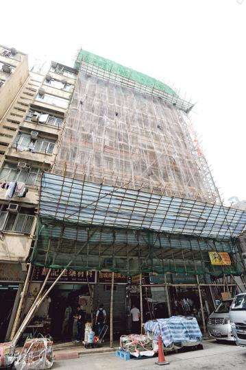 住在5樓的麥先生示範賊人如何以生果刀架頸,他認為對方無意傷害屋內的人,故不覺驚慌,「反而覺得幾好笑」。 (賴俊傑攝)
住在5樓的麥先生示範賊人如何以生果刀架頸,他認為對方無意傷害屋內的人,故不覺驚慌,「反而覺得幾好笑」。 (賴俊傑攝)