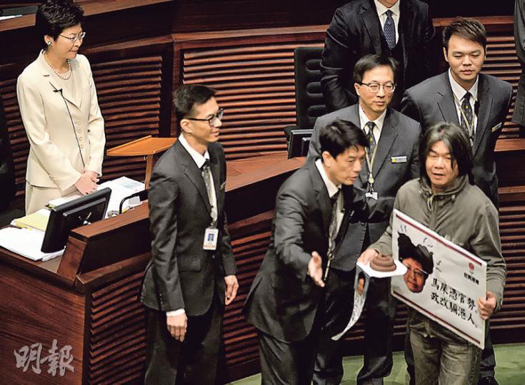 長毛梁國雄(右)噚日喺立法會想向林鄭月娥(左)送上「馬屎」道具,被保安阻止,最後長毛都乖乖返埋位。(盧翊銘攝) 長毛梁國雄(右)噚日喺立法會想向林鄭月娥(左)送上「馬屎」道具,被保安阻止,最後長毛都乖乖返埋位。(盧翊銘攝)