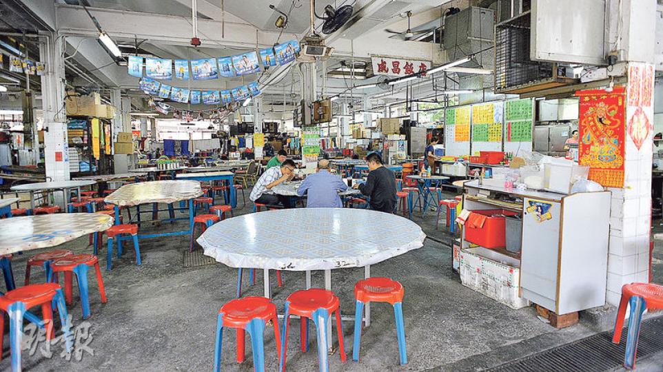 1982年啟用的長沙灣熟食市場共有28個檔位,當中16個已空置達13至20年,更因市場電力供應有限,導致該16個檔位無法重新出租。此外,熟食市場所在地皮為臨時撥地,需定時續期,審計署認為食環署應為此類市場制訂更清晰的遷出計劃。(葉家豪攝) 1982年啟用的長沙灣熟食市場共有28個檔位,當中16個已空置達13至20年,更因市場電力供應有限,導致該16個檔位無法重新出租。此外,熟食市場所在地皮為臨時撥地,需定時續期,審計署認為食環署應為此類市場制訂更清晰的遷出計劃。(葉家豪攝)