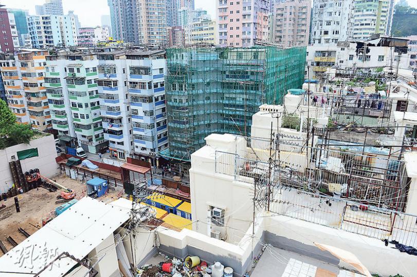 審計報告昨批評屋宇署僭建執法行動上出現重大延誤。圖為紅磡馬頭圍道俗稱「環字街」一帶的舊樓,可見天台有不少疑為僭建物,遠處的大廈更有天台屋。(劉焌陶攝) 審計報告昨批評屋宇署僭建執法行動上出現重大延誤。圖為紅磡馬頭圍道俗稱「環字街」一帶的舊樓,可見天台有不少疑為僭建物,遠處的大廈更有天台屋。(劉焌陶攝)
