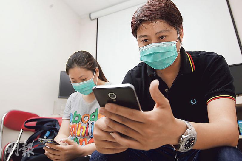 瑪麗醫院肺壓高病人曾皇英急需換肺續命,其子羅國強(右)與太太(左)呼籲有心人捐出去世親人的肺,救其母一命。(郭慶輝攝) 瑪麗醫院肺壓高病人曾皇英急需換肺續命,其子羅國強(右)與太太(左)呼籲有心人捐出去世親人的肺,救其母一命。(郭慶輝攝)