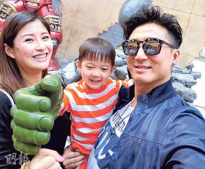 洪天明、周家蔚及囝囝洪大仁一家三口幸福滿瀉。(微博圖片) 洪天明、周家蔚及囝囝洪大仁一家三口幸福滿瀉。(微博圖片)