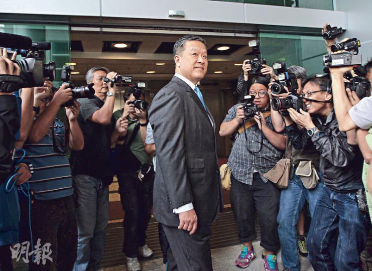 行政會議前成員張震遠(圖)的欠薪案吸引大批傳媒追訪。已於上周三被頒令破產的他,昨由一架黑色七人車接載到庭及離庭。(李澤彤攝)
行政會議前成員張震遠(圖)的欠薪案吸引大批傳媒追訪。已於上周三被頒令破產的他,昨由一架黑色七人車接載到庭及離庭。(李澤彤攝)