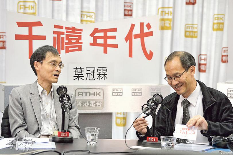 基本法委員會委員陳弘毅(左)及港大民研計劃總監鍾庭耀出席港台節目《千禧年代》。陳弘毅指若否決方案,立法會選舉改革更遙遙無期。鍾指,制度民主不能解決所有問題,民主精神同樣重要,即社會是否可包容不同意見,他擔心過去數年香港這方面是退步。(盧翊銘攝)
基本法委員會委員陳弘毅(左)及港大民研計劃總監鍾庭耀出席港台節目《千禧年代》。陳弘毅指若否決方案,立法會選舉改革更遙遙無期。鍾指,制度民主不能解決所有問題,民主精神同樣重要,即社會是否可包容不同意見,他擔心過去數年香港這方面是退步。(盧翊銘攝)