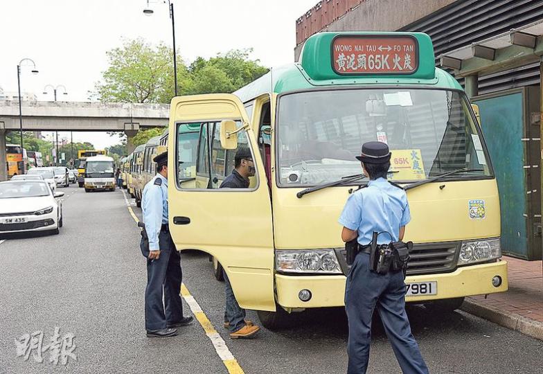 停泊在沙田大會堂附近的專線小巴,遭人插入車匙及扭動匙膽開啟電源,疑有人刻意放電。(蔡方山攝)
停泊在沙田大會堂附近的專線小巴,遭人插入車匙及扭動匙膽開啟電源,疑有人刻意放電。(蔡方山攝)