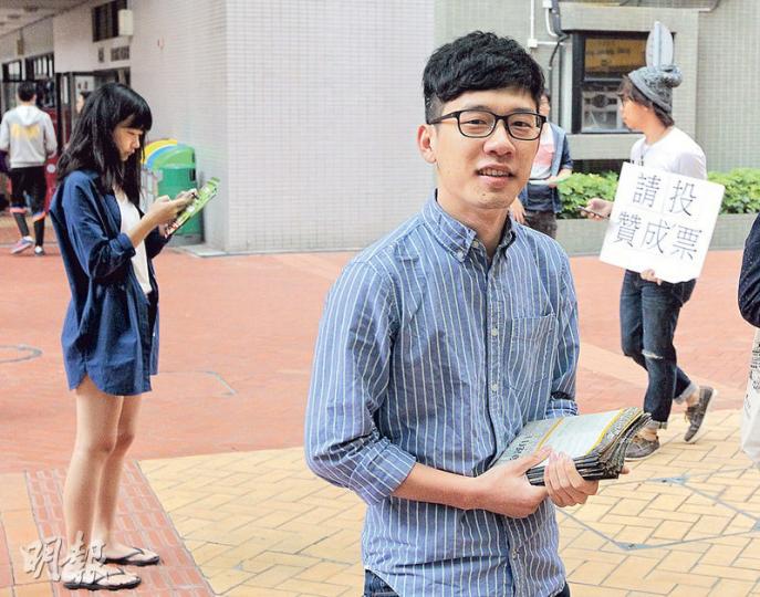 浸會大學退聯公投昨最後一日,學聯秘書長羅冠聰(中)及屬下4間學生會成員到浸大拉票救亡。浸大退聯行動組發起人湯偉圓(左一)亦得到各院校退聯關注組到場支援。(李澤彤攝)
浸會大學退聯公投昨最後一日,學聯秘書長羅冠聰(中)及屬下4間學生會成員到浸大拉票救亡。浸大退聯行動組發起人湯偉圓(左一)亦得到各院校退聯關注組到場支援。(李澤彤攝)