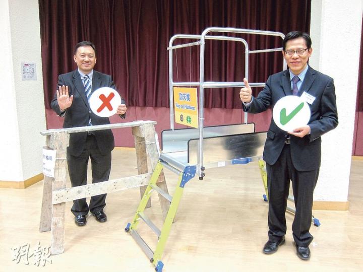 唐智強(右)表示,處方將協助中小型承建商購買合規格的工作台,包括其背後配置圍欄、踢腳板的「功夫櫈」,棄用圖左後的木製工作台。圖左為職安局主席黃天祥。(錢瑋琪攝)
唐智強(右)表示,處方將協助中小型承建商購買合規格的工作台,包括其背後配置圍欄、踢腳板的「功夫櫈」,棄用圖左後的木製工作台。圖左為職安局主席黃天祥。(錢瑋琪攝)