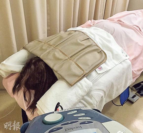 何超雲受傷瞓在病牀上。(微博圖片)
何超雲受傷瞓在病牀上。(微博圖片)