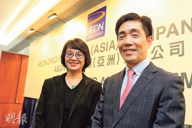 AEON信貸財務董事總經理馮錦成(右)表示,去年香港整體破產宗數按年增長6%,料今年市道難有明顯回升。左為公司財務總監黃麗環。(林俊源攝) AEON信貸財務董事總經理馮錦成(右)表示,去年香港整體破產宗數按年增長6%,料今年市道難有明顯回升。左為公司財務總監黃麗環。(林俊源攝)