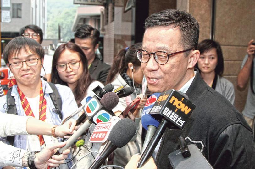 港視就不獲政府發牌的司法覆核昨獲判勝訴,主席王維基(圖)笑容滿面會見記者,表示「好在香港尚有法官」,「令人覺得不是亂來」。他透露與員工開了3瓶香檳慶祝,又笑言不知是否有點面紅。(林俊源攝) 特首梁振英昨晚到文化中心出席「香港藝術發展獎」頒獎禮,進場時被問高等法院裁定港視勝訴是否「摑了政府一巴」,他對此沒有回應。(劉焌陶攝) 商務及經濟發展局長蘇錦樑昨表示會研究下一步行動,例如上訴。港視司法覆核案披露他支持發牌給港視,但行政會議作決定後,他代表政府召開記者會,跟隨行會的定調,一度在記者9次說免費電 港視就不獲政府發牌的司法覆核昨獲判勝訴,主席王維基(圖)笑容滿面會見記者,表示「好在香港尚有法官」,「令人覺得不是亂來」。他透露與員工開了3瓶香檳慶祝,又笑言不知是否有點面紅。(林俊源攝) 特首梁振英昨晚到文化中心出席「香港藝術發展獎」頒獎禮,進場時被問高等法院裁定港視勝訴是否「摑了政府一巴」,他對此沒有回應。(劉焌陶攝) 商務及經濟發展局長蘇錦樑昨表示會研究下一步行動,例如上訴。港視司法覆核案披露他支持發牌給港視,但行政會議作決定後,他代表政府召開記者會,跟隨行會的定調,一度在記者9次說免費電