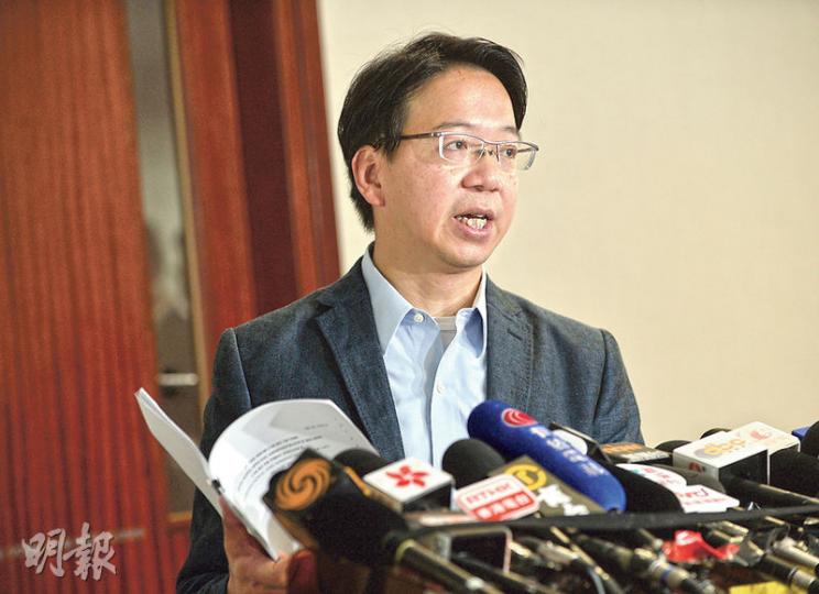 資訊科技界議員莫乃光認為除非政府再「搬龍門」,立即改變發牌政策,否則政府要為上訴提出合理法律理據並非易事。他又促請通訊局及政府公正處理港視第二次牌照申請,不應涉政治考慮。(盧翊銘攝) 資訊科技界議員莫乃光認為除非政府再「搬龍門」,立即改變發牌政策,否則政府要為上訴提出合理法律理據並非易事。他又促請通訊局及政府公正處理港視第二次牌照申請,不應涉政治考慮。(盧翊銘攝)