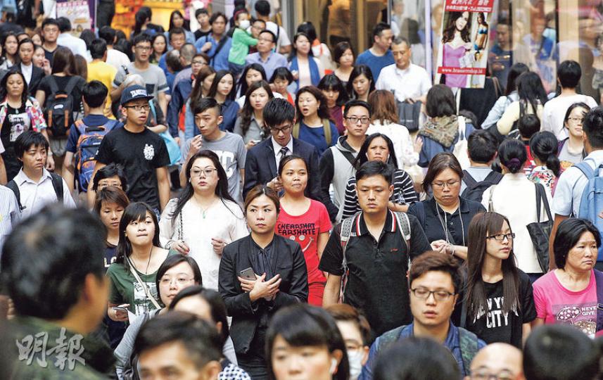 聯合國發表《2015年世界快樂報告》,發現全球158個國家及城市之中,最快樂的國家是瑞士,而香港則排名於72位,遜於新加坡、台灣、日本及韓國等四地。本港學者分析,香港向以經濟掛帥,人與人競爭大,加上樓價高企、貧富懸殊、政制設限等問題,亦令社會矛盾愈趨嚴重。(李紹昌攝) 聯合國發表《2015年世界快樂報告》,發現全球158個國家及城市之中,最快樂的國家是瑞士,而香港則排名於72位,遜於新加坡、台灣、日本及韓國等四地。本港學者分析,香港向以經濟掛帥,人與人競爭大,加上樓價高企、貧富懸殊、政制設限等問題,亦令社會矛盾愈趨嚴重。(李紹昌攝)