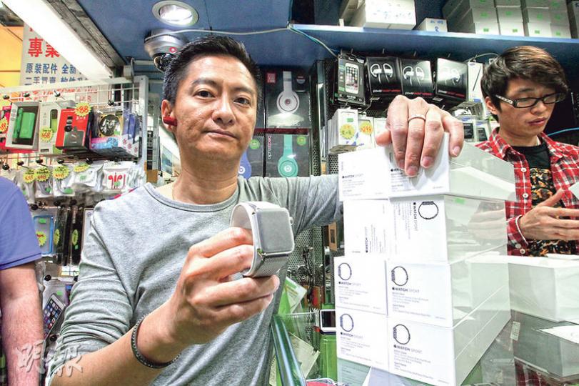 先達廣場G-world mobile負責人劉志剛表示,昨日收購多隻Apple Watch,收購價較原價高出1000至2500元,他指門市暫未有供應,市場供應量相對較少,帶動炒風。(林俊源攝) 先達廣場G-world mobile負責人劉志剛表示,昨日收購多隻Apple Watch,收購價較原價高出1000至2500元,他指門市暫未有供應,市場供應量相對較少,帶動炒風。(林俊源攝)