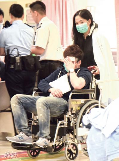 曾任護士的酒吧女拳手Vicky(戴口罩者)強調絕不賣身,認為男酒客要求發展進一步關係言論不當,但仍陪同受傷酒客到醫院接受治理。 (蔡方山攝) 曾任護士的酒吧女拳手Vicky(戴口罩者)強調絕不賣身,認為男酒客要求發展進一步關係言論不當,但仍陪同受傷酒客到醫院接受治理。 (蔡方山攝)