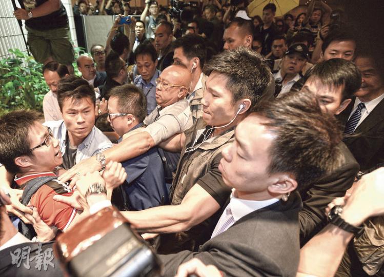 特首梁振英噚晚出席「2014香港藝術發展獎」頒獎禮,一班爭取真普選示威者(左)湧入會場示威,警察築成人鏈阻擋,保護梁振英入場,雙方互相推撞,場面混亂。(盧翊銘攝) 特首梁振英噚晚出席「2014香港藝術發展獎」頒獎禮,一班爭取真普選示威者(左)湧入會場示威,警察築成人鏈阻擋,保護梁振英入場,雙方互相推撞,場面混亂。(盧翊銘攝)