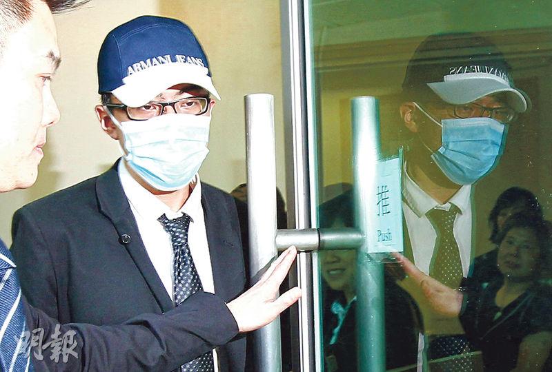 涉於本月初在佛光街街頭性交的男被告楊昊(圖),昨在庭上表現淡定,並沒有與女被告吳心怡作任何交流及眼神接觸。(李紹昌攝) 女被告吳心怡(左),昨在母親陪同下出庭應訊,吳表現避忌,離庭準備登上的士時一直以手袋遮面。(李紹昌攝) 涉於本月初在佛光街街頭性交的男被告楊昊(圖),昨在庭上表現淡定,並沒有與女被告吳心怡作任何交流及眼神接觸。(李紹昌攝) 女被告吳心怡(左),昨在母親陪同下出庭應訊,吳表現避忌,離庭準備登上的士時一直以手袋遮面。(李紹昌攝)