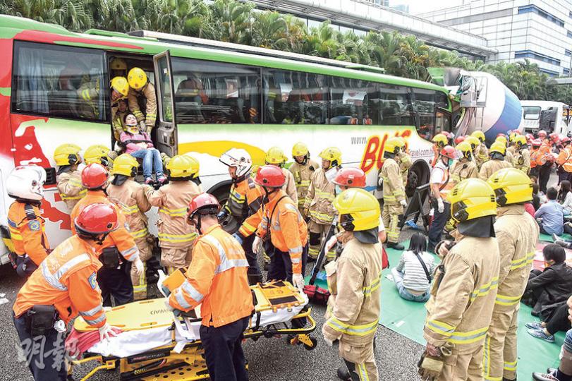 西九龍公路昨早發生3車串燒車禍,載着乘客的邨巴夾在田螺車與泥頭車之間,邨巴連司機共38人受傷,救援人員需從太平門將傷者救下,再分批送院治理。 (蔡方山攝) 邨巴撞向田螺車車尾後,擋風玻璃爆裂及車頭凹陷,邨巴司機一度被困,需由消防員救出。(蔡方山攝) 西九龍公路昨早發生3車串燒車禍,載着乘客的邨巴夾在田螺車與泥頭車之間,邨巴連司機共38人受傷,救援人員需從太平門將傷者救下,再分批送院治理。 (蔡方山攝) 邨巴撞向田螺車車尾後,擋風玻璃爆裂及車頭凹陷,邨巴司機一度被困,需由消防員救出。(蔡方山攝)